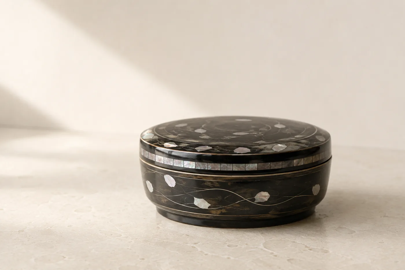 Fertige koreanische Lackdose mit Perlmutteinlage