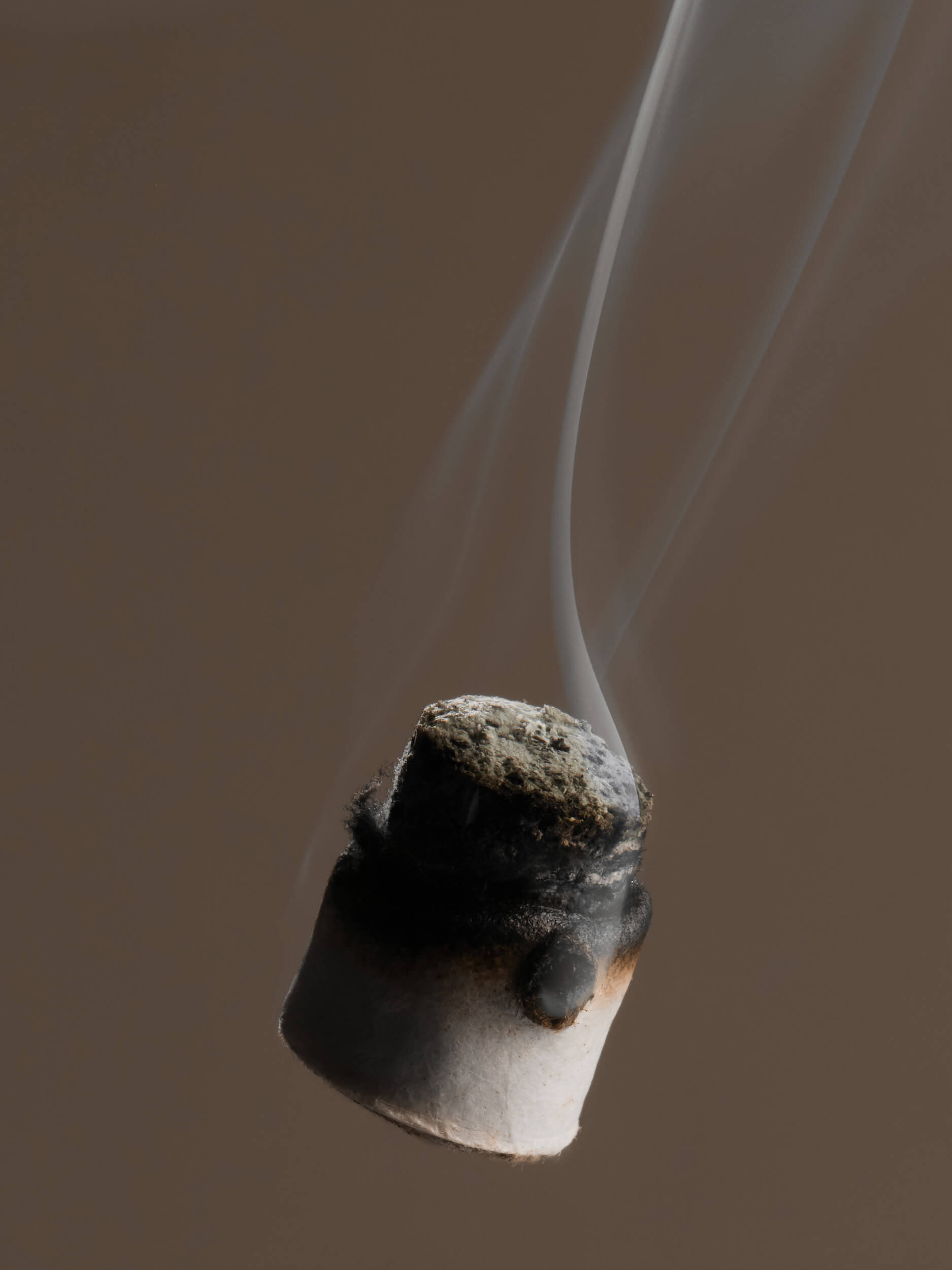 Moxibustion — brennende Moxa mit aufsteigendem Rauch