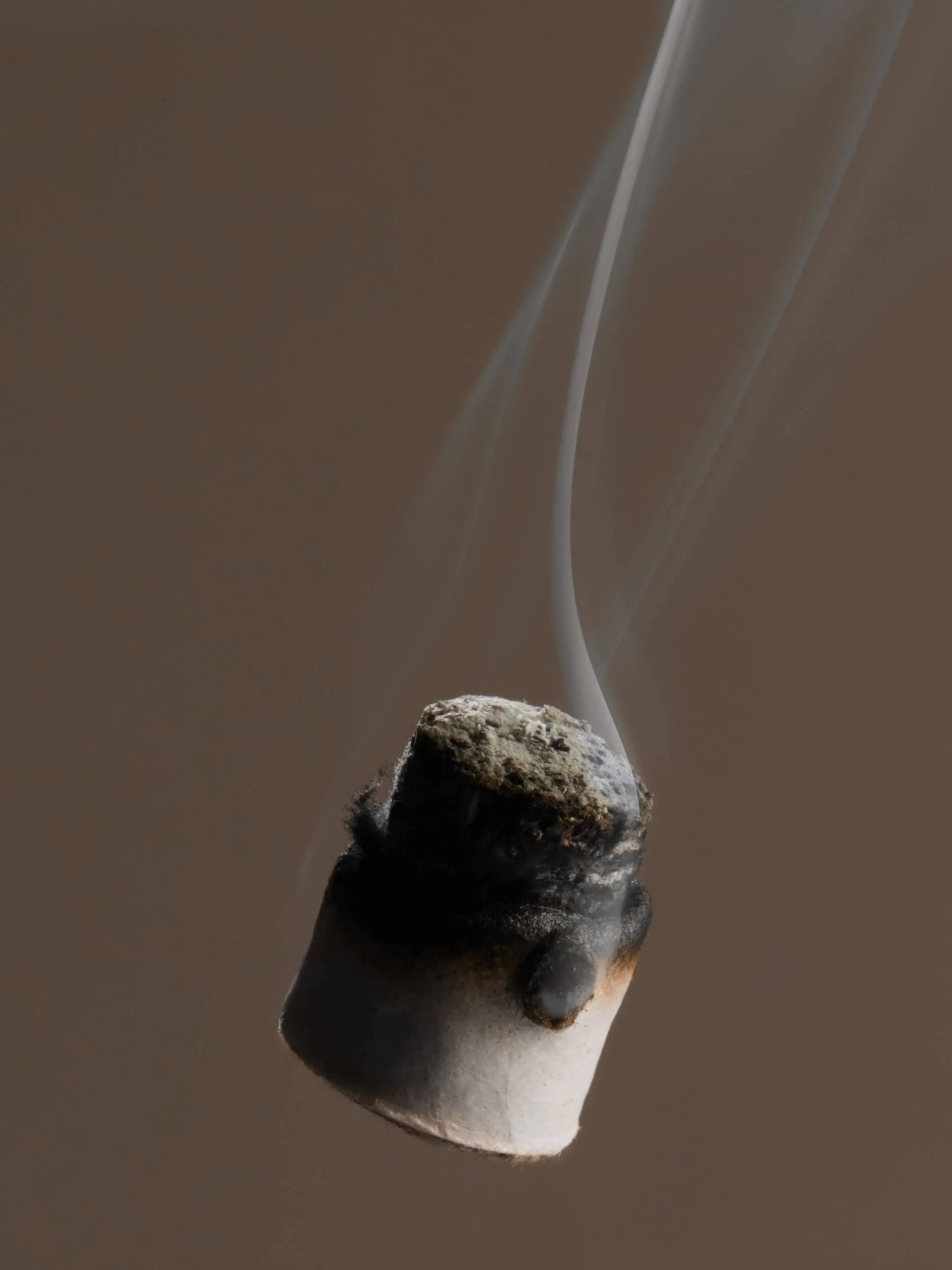 Moxibustion — brennende Moxa mit aufsteigendem Rauch